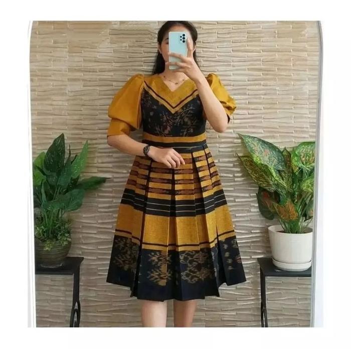 midi dress tenun model wiru lengan balon kuning mustard