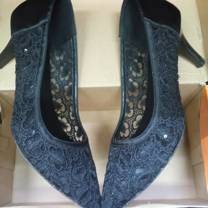 Sepatu heels hitam vicari brokat pesta