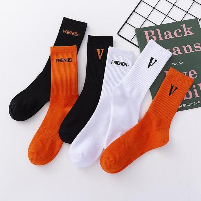 Vlone Pop Up Terbatas Hitam Dan Oranye Kaus Kaki Besar Berbentuk V,