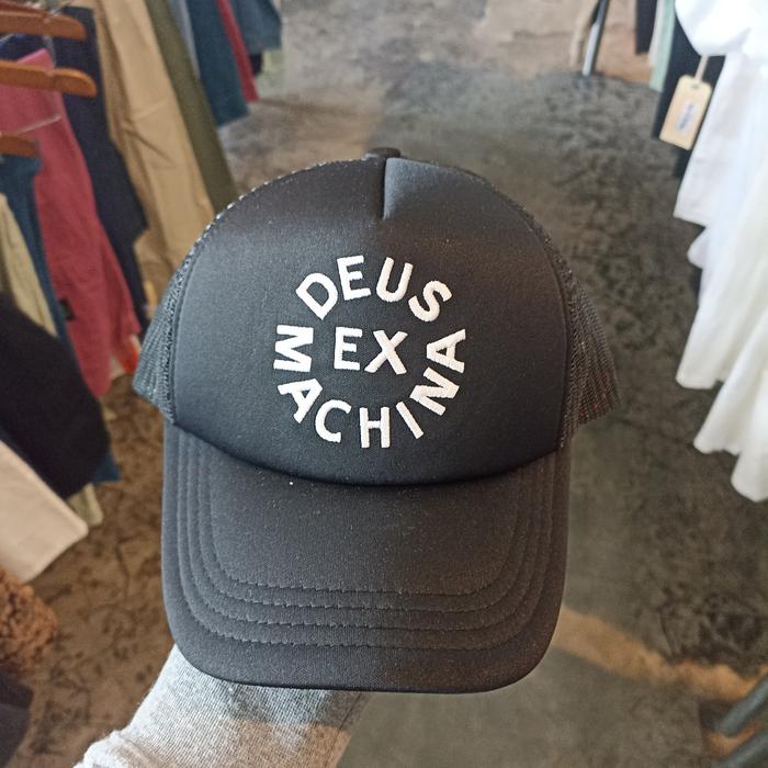 TOPI DEUS EX MACHINA ORIGINAL CIRCLE TRUCKER LOGO