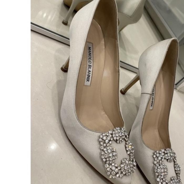 Preloved! Manolo blahnik hangisi satin light grey