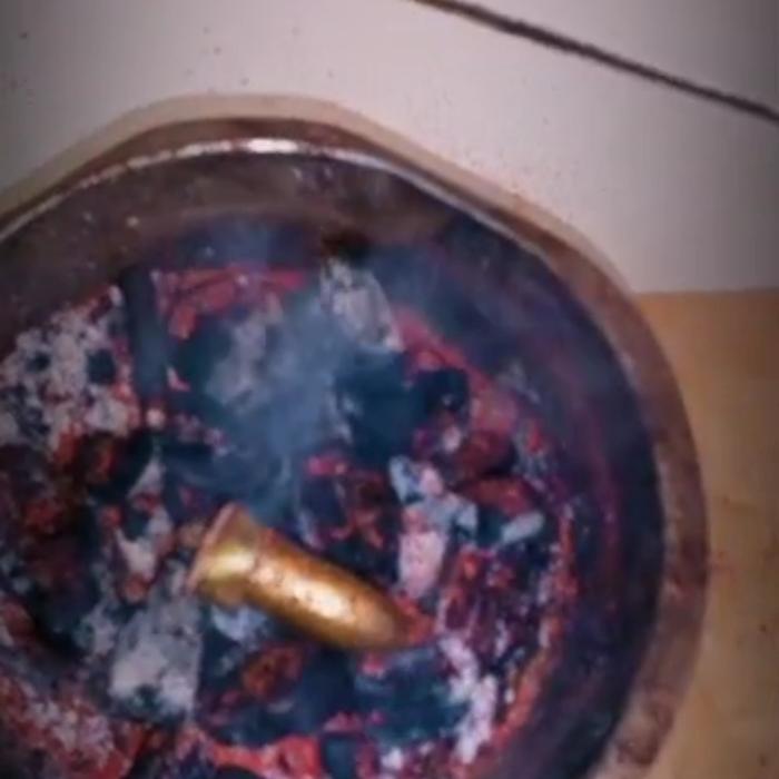 Liontin kepompong wesi kuning