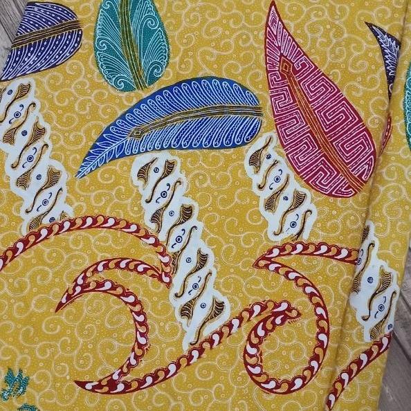 Kain Batik Tulis Bahan Katun Primissima Motif Floral Warna Kuning