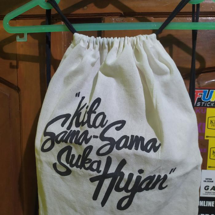 tas banda neira kita sama sama suka hujan