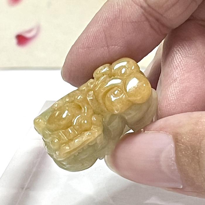 h12595 Liontin Giok Golden Jadeite Pixiu Ruyi Bersertifikat Grade A