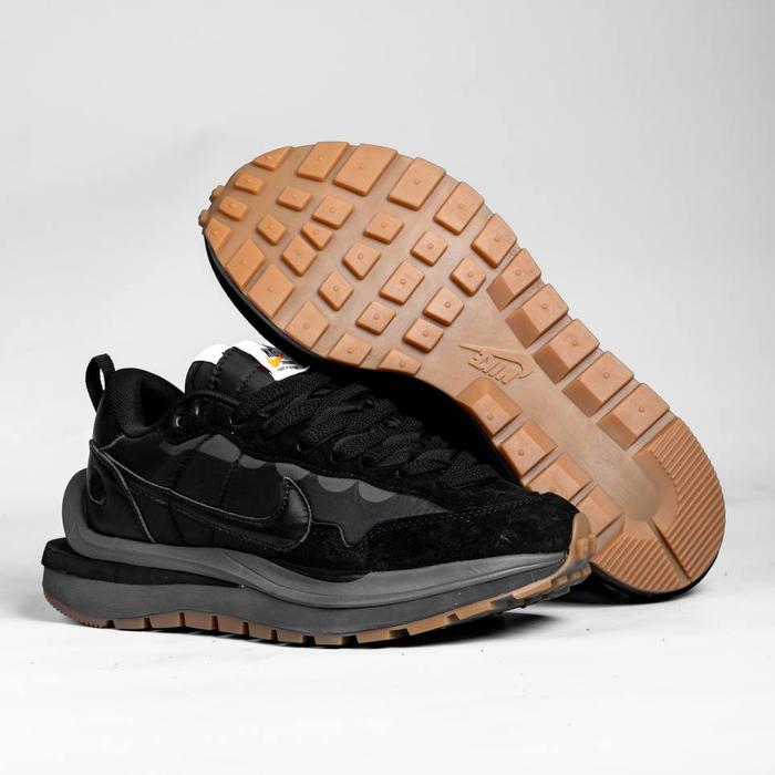 SEPATU SNEAKERS SACAI VAPORWAFFLE BLACK GUM