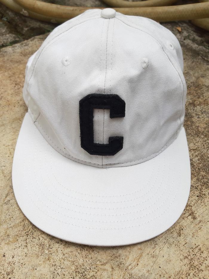 Topi WHO.A.U warna Putih Logo C