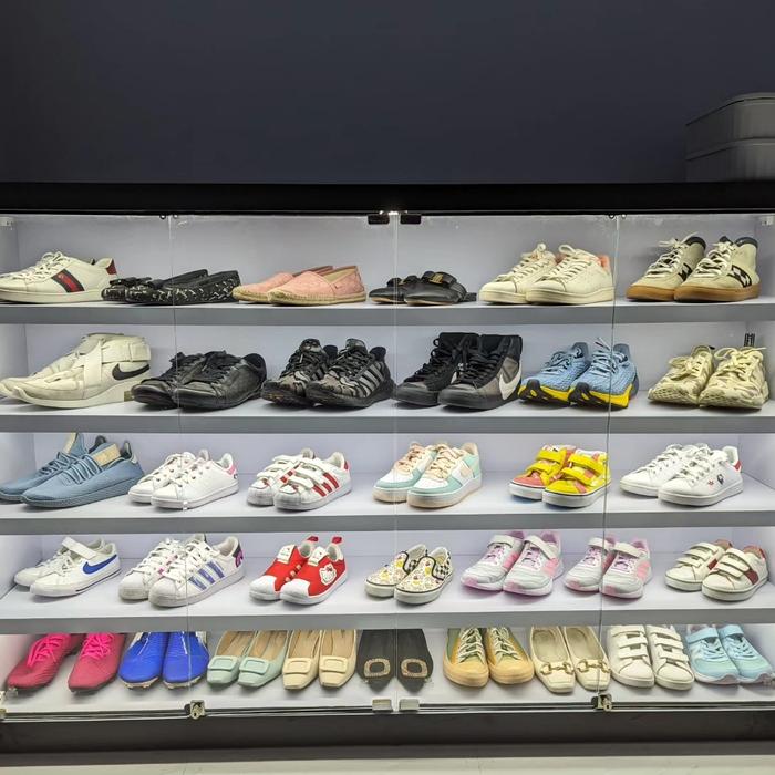 custom lemari sneakers koleksi display sepatu jeffrey woodmachine
