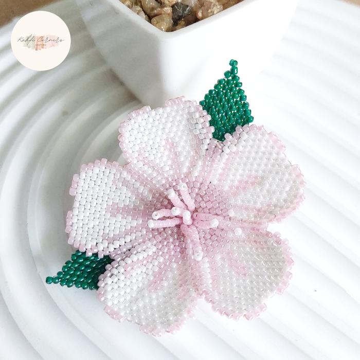 Bross Bunga Kamboja Putih