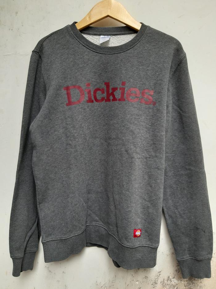 Crewneck Dickies warna Abu-abu Script Sablon Merah