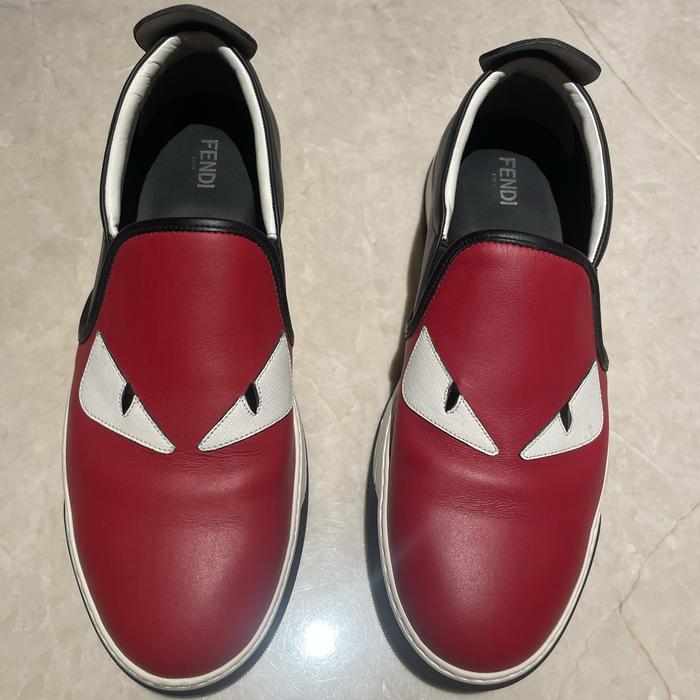 Sepatu fendi monster merah bekas