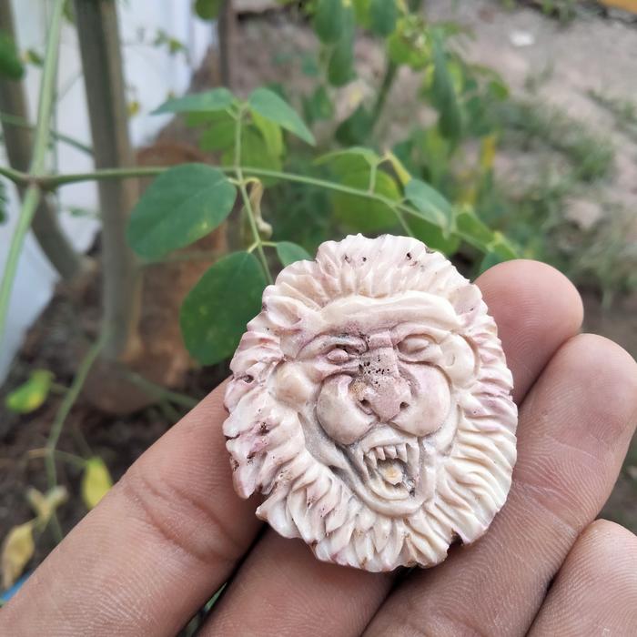 liontin tanduk rusa ukir