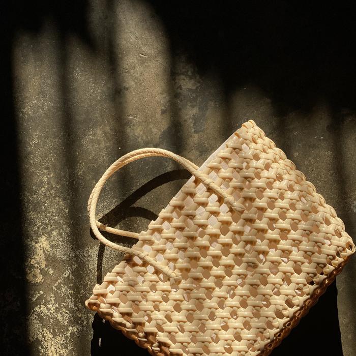 Tas anyaman plastik dengan inner fabric - agacia butter