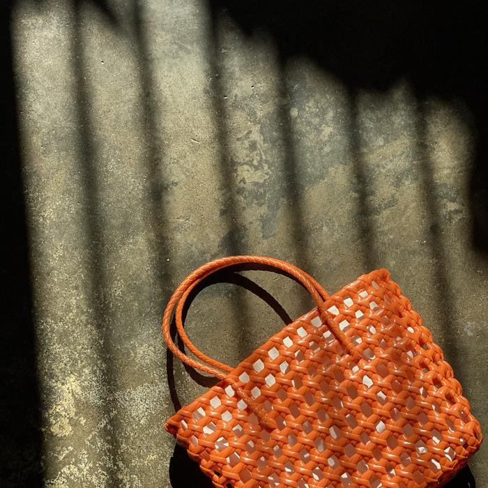 Tas anyaman plastik dengan inner fabric - agacia fresh orange