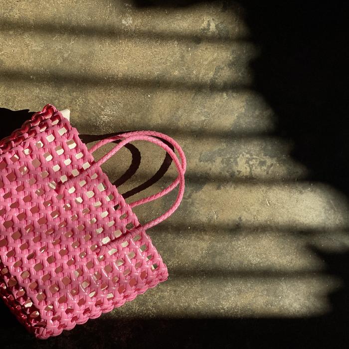 Tas anyaman plastik dengan inner fabric - agacia pink fushia