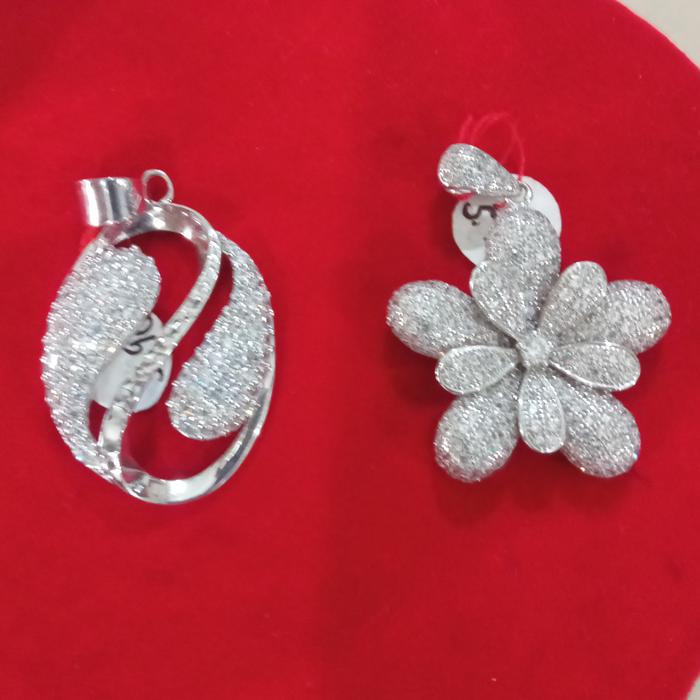 Liontin emas asli