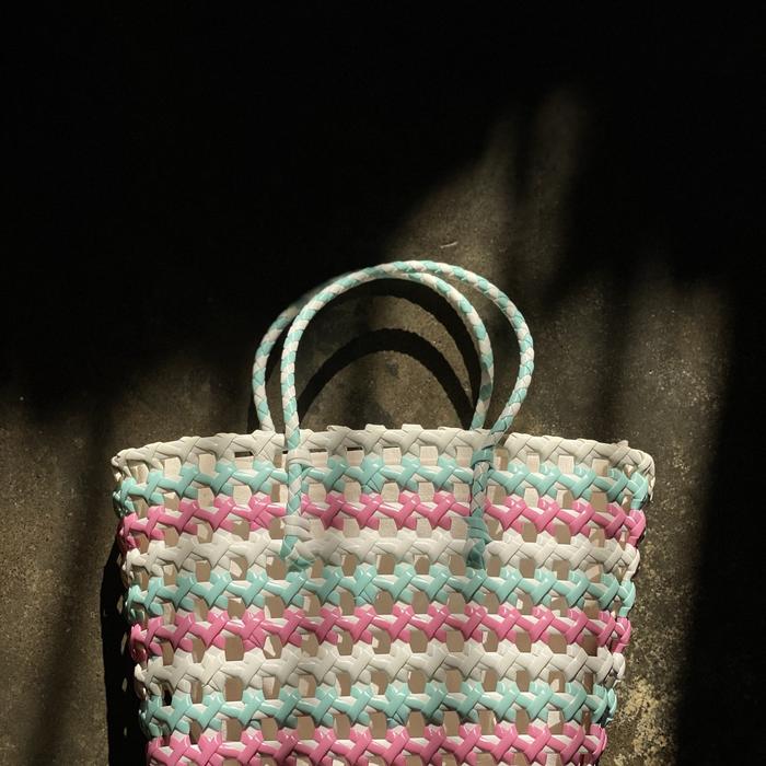 Tas anyaman plastik dengan inner fabric - agacia multicolor