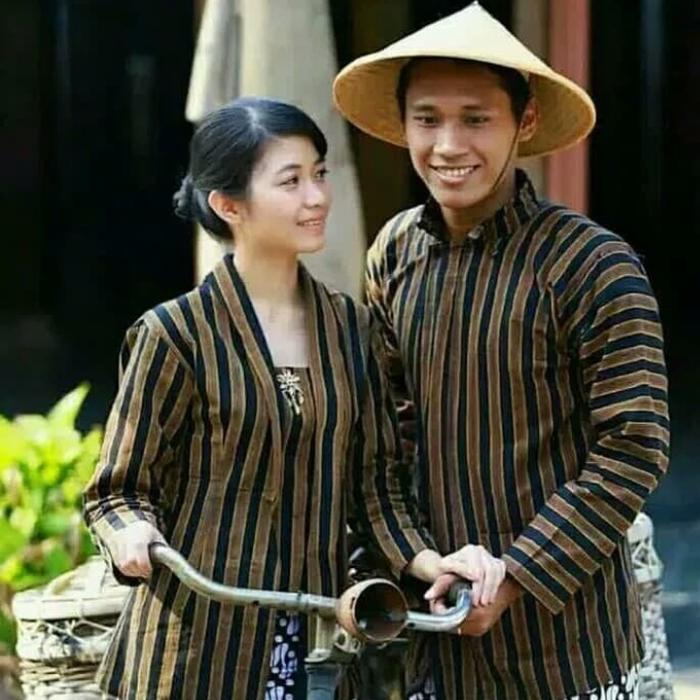 PAKAIAN BAJU SERAGAM COUPLE (KEBAYA LURIK+SURJAN LURIK+KAIN+BLANGKON)