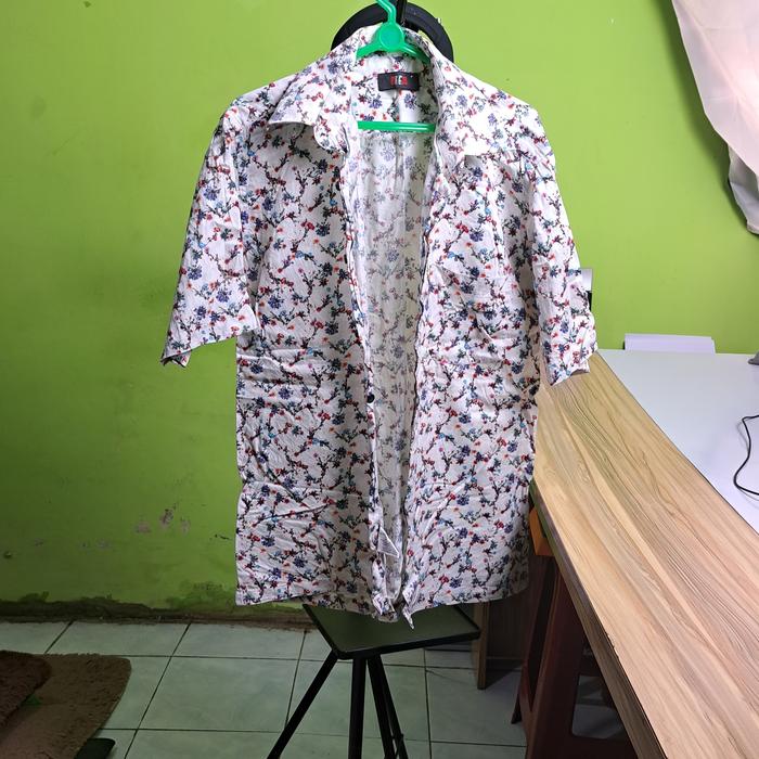 kemeja luxury pria putih corak tangkai bunga M preloved thrifting