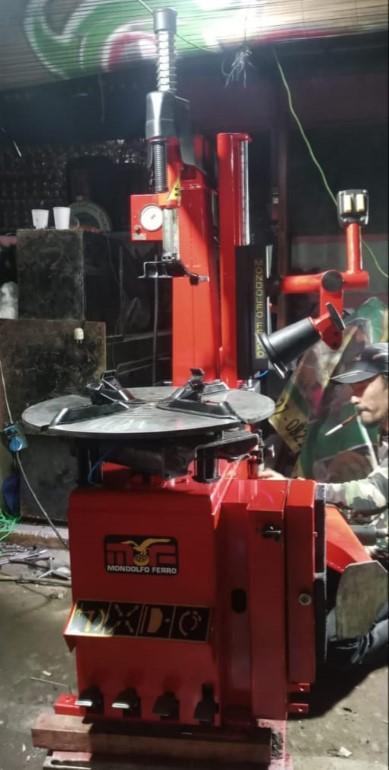 Tyre changer Mondolfo Ferro