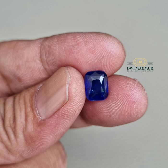 DGL Certified,Big,Heated 3.18 Ct Royal Blue SAPPHIRE Ceylon