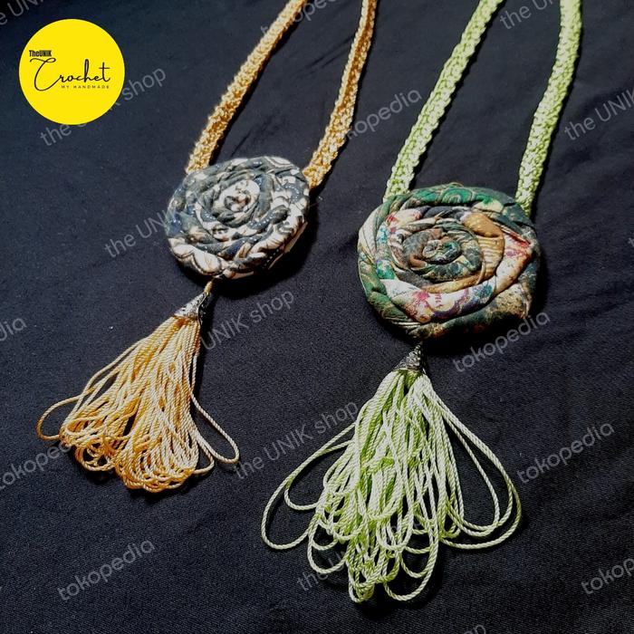 Kalung Rajut Bunga Batik Tassel