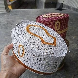 Songkok/Peci/Kopiah Bambu Putih Terompah Emas