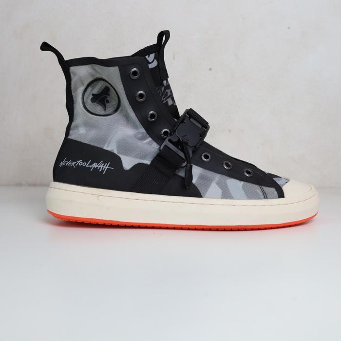 Sneakers Brodo VTG x Never Too Lavish Dystopian Ukuran 42