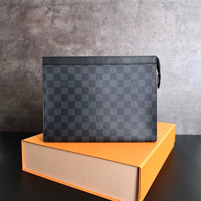 clutch LV Pochette / Toiletry Voyage in Damier Graphite