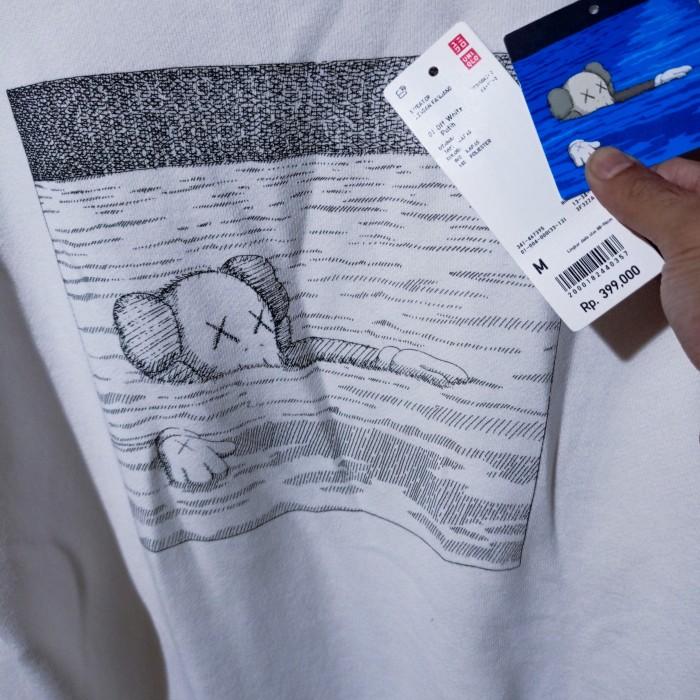 Sweater UNIQLO x KAWS size S  Crewneck KAWS UNIQLO putih