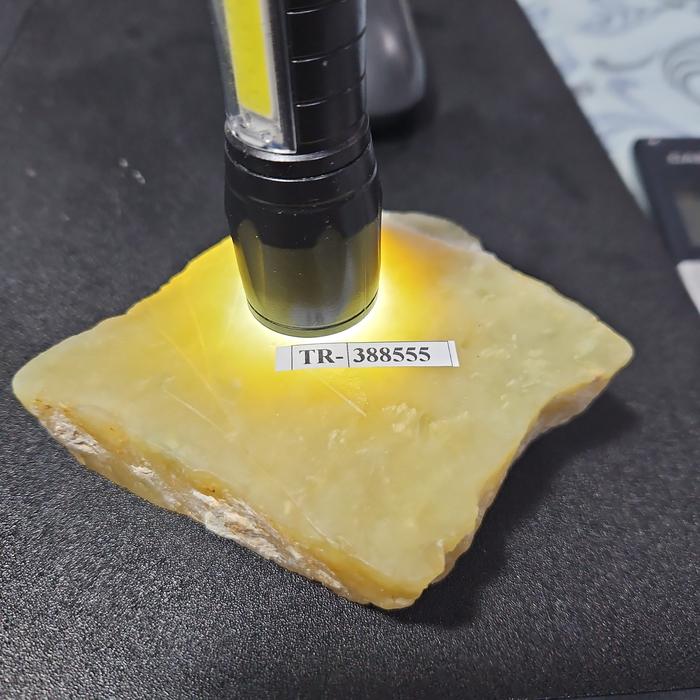 IDOCRASE CRYSTAL TEMBUS CAHAYA ROUGH1