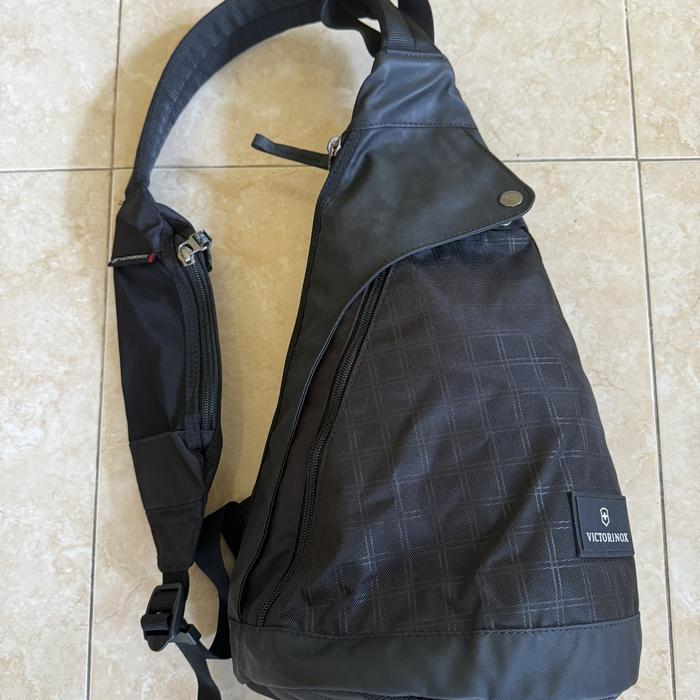 Tas selempang VICTORINOX original