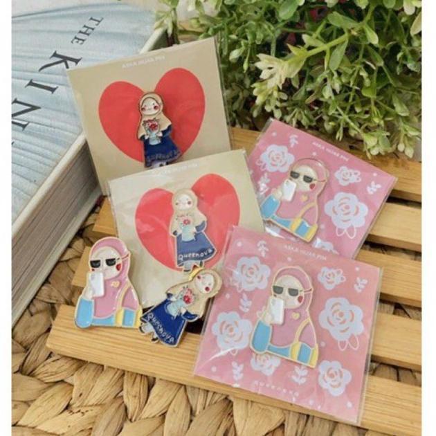 ENAMEL PIN / BROOCH QUEENOVA