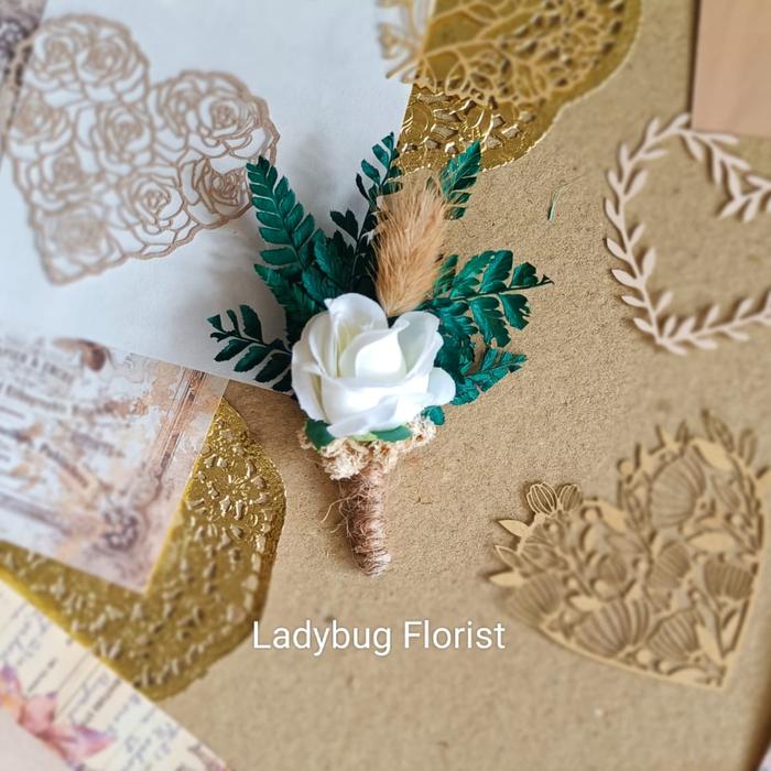 Corsage jas pria pengantin pin bunga keluarga panitia putih