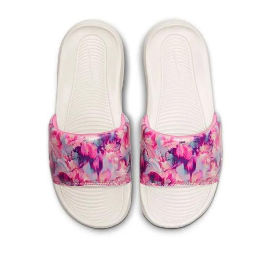 Sandal Wanita NIKE VICTORI ONE SLIDE PRNT DZ6249-600