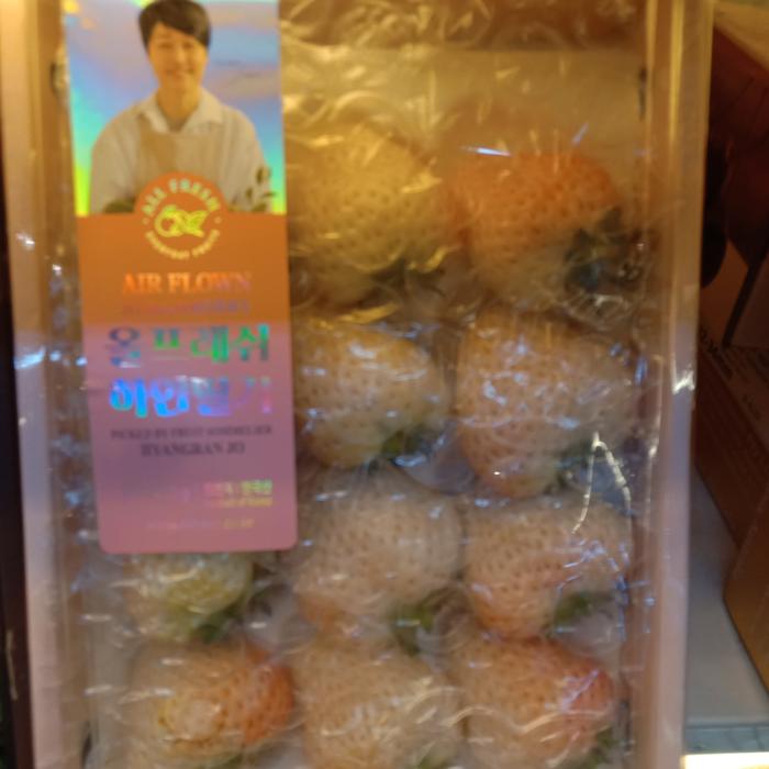 strawberry koreaan white