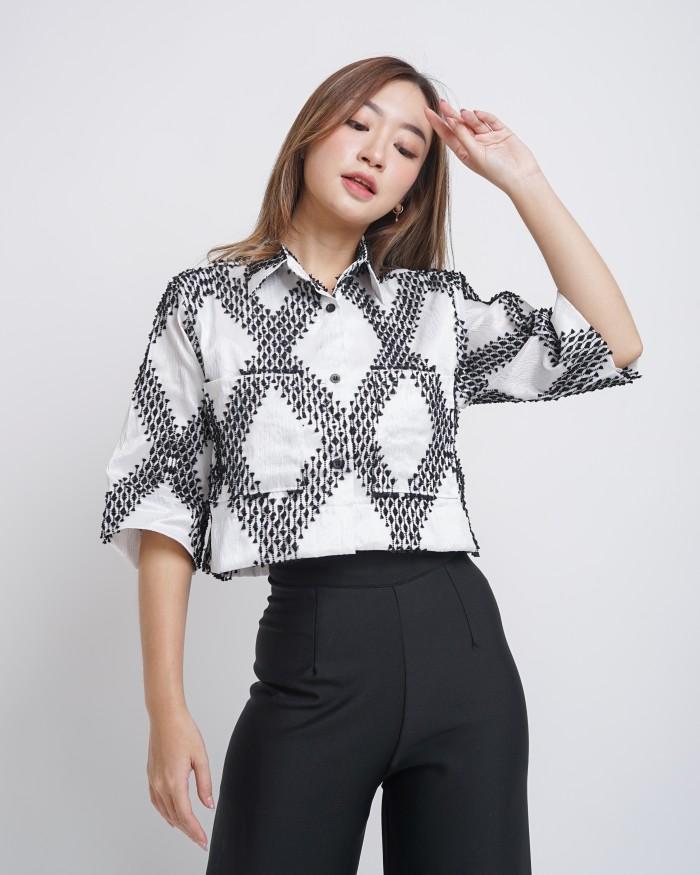 epitomi Gabrielle short cropped shirt kemeja tenun putih hitam PO