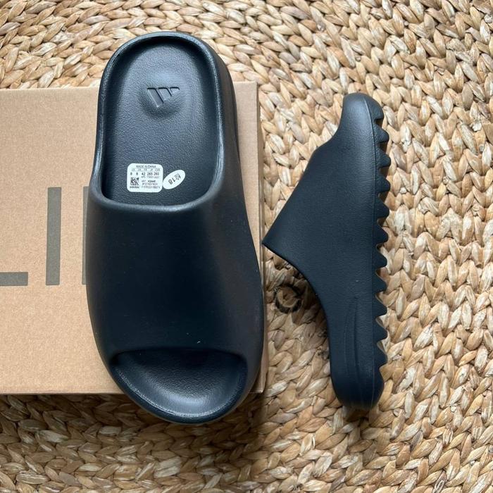 Yeezy slide “onyx” sandal yeezy