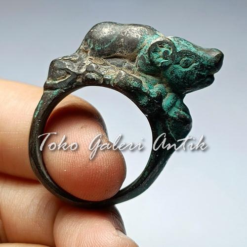 Jimatan Cincin Antik Babi Hitam