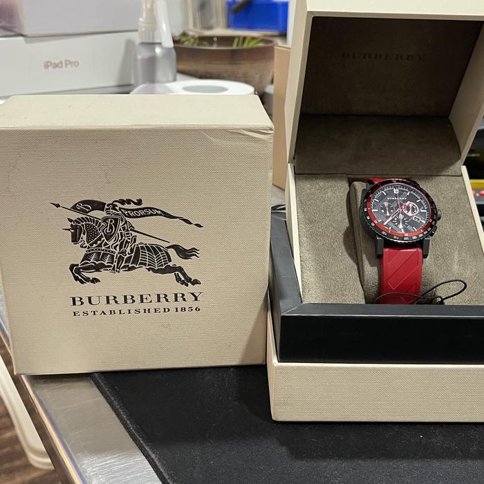 Jam tangan analog pria burberry merah