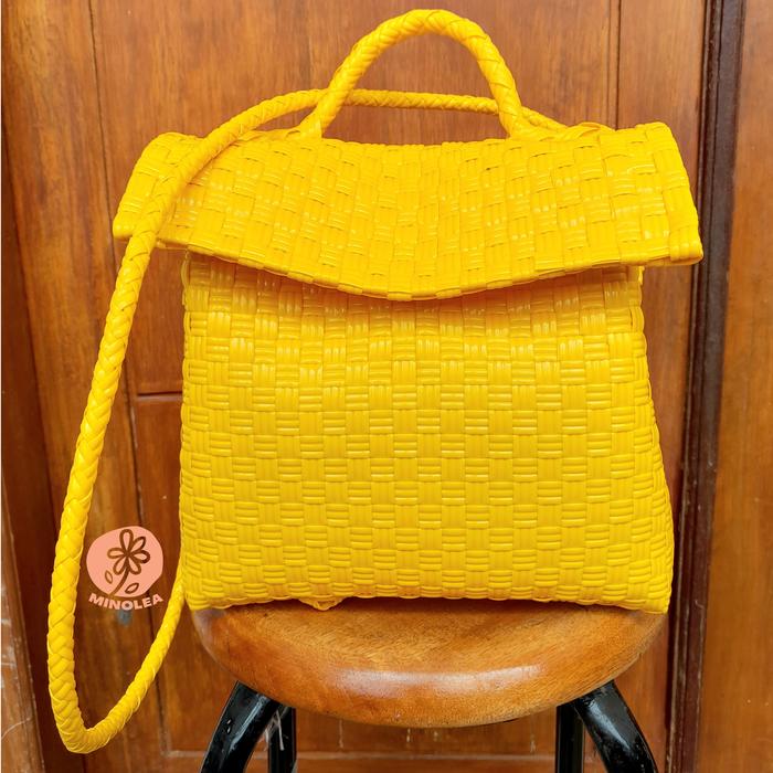 TAS ANYAMAN PLASTIK JALI PREMIUM MINOLEA TUTUP MAGNET SELEMPANG SIZE S