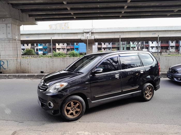 velg mobil Avanza pakai velg hsr tokyo r15