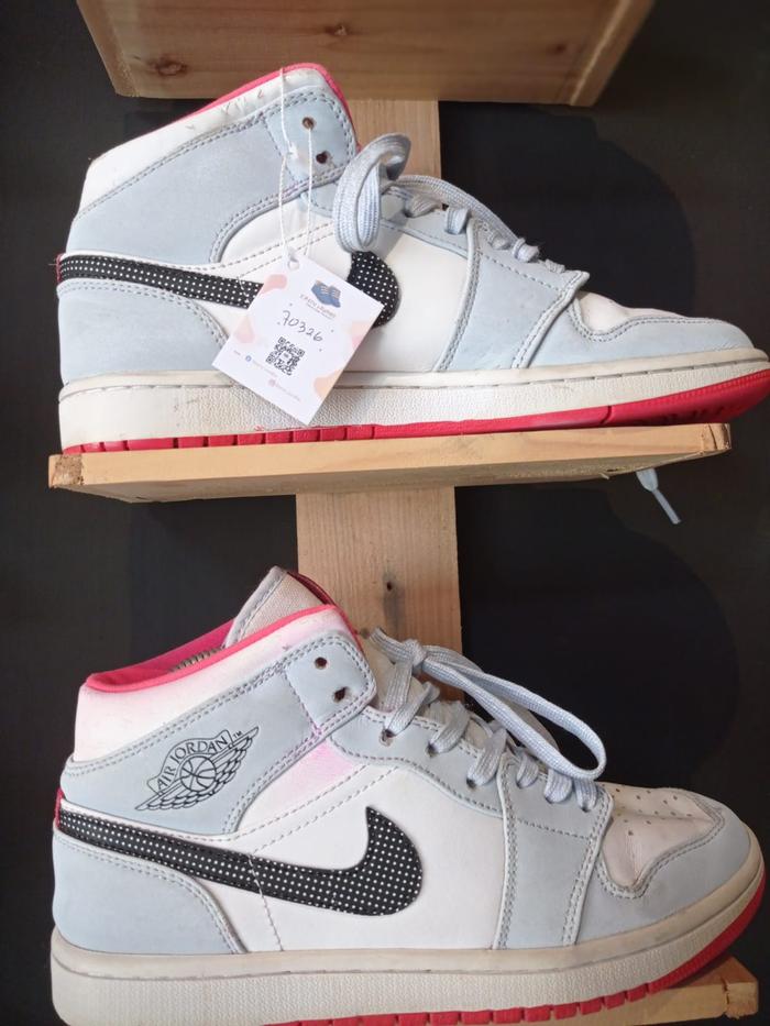 Sepatu Jordan Putih Abu-abu merah