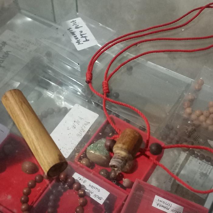 liontin galih kantil bunga merah kijoyoboyo