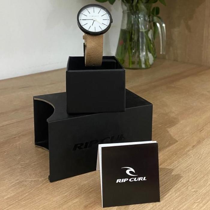 Rip Curl Jam Tangan Solstice Tan Leather 38mm Quartz Analogue dengan Tali Kulit Coklat dan Dial Puti