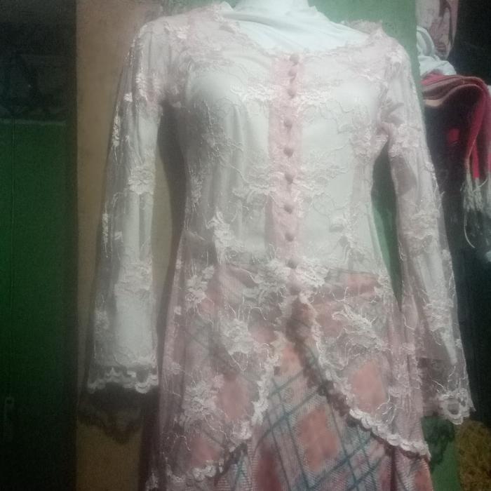 Kebaya brokat merah cabe