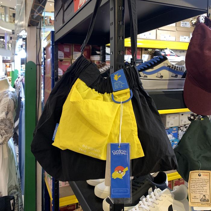 BTV DUMPLING BAG XS POKEMON BLACK YELLOW