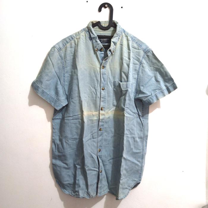 Kemeja Denim. Merk Pull & Bear