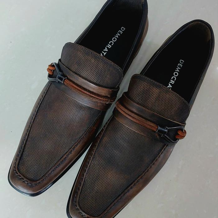 Sepatu pantofel Democrata
