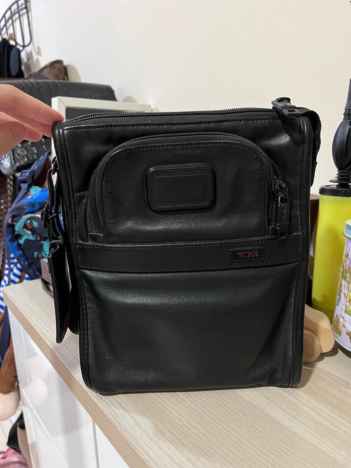 Preloved Tumi Alpha 2 Pocket Bag Small Leather / Tas Kulit Pria